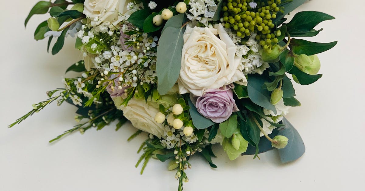 Creating Impact with Minimalist Bouquets: Tips for the Modern Bride